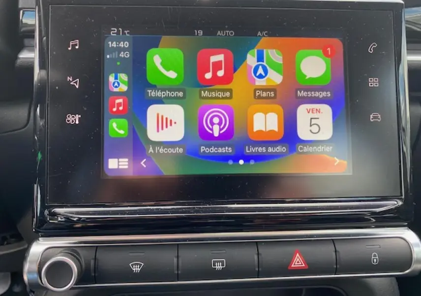 Écran tactile central de la Citroën C3 2017 montrant l'interface Apple CarPlay avec commandes climatisation en dessous.