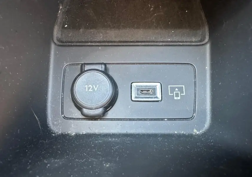 Prise 12V et port USB-C en gros plan dans l'habitacle du Peugeot 308 SW Hybrid 145 e-DCS6 Allure noir 2025.