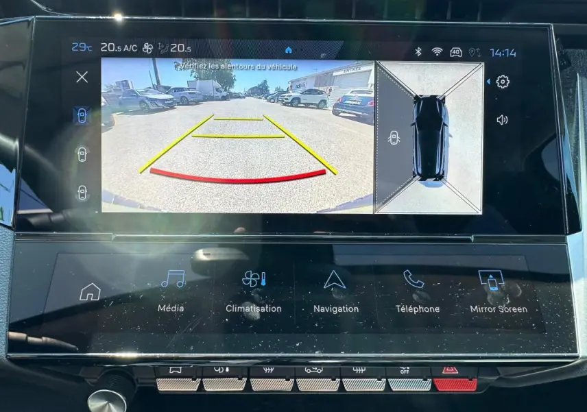 Écran tactile intérieur du Peugeot 308 SW Hybrid 2025 montrant la caméra de recul et la vue 360° du véhicule noir.
