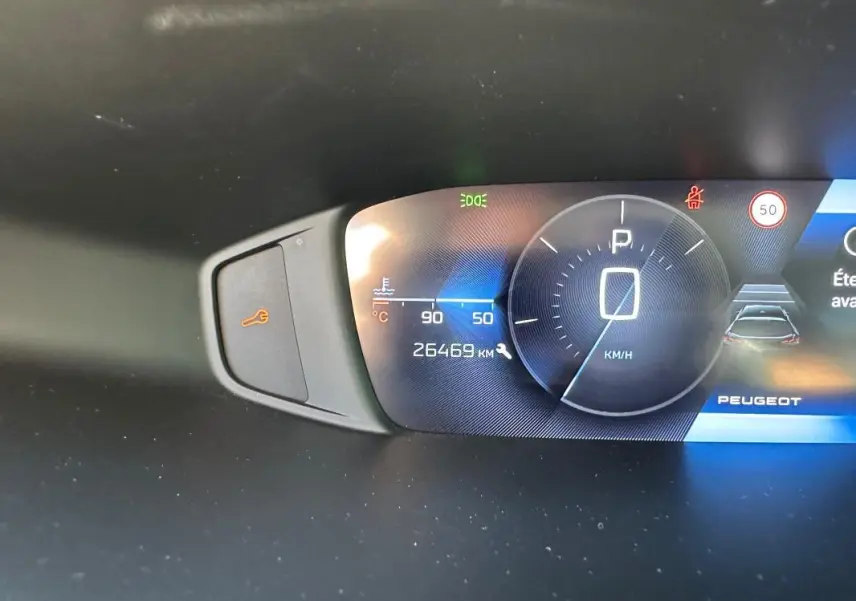 Tableau de bord numérique du Peugeot 308 SW Hybrid 145 e-DCS6 Allure 2025, affichage vitesse et kilométrage.