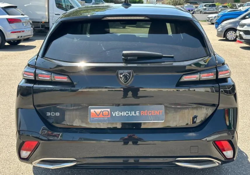 Vue arrière d’une Peugeot 308 SW noire 2025 avec feux LED caractéristiques et badge central distinctif.