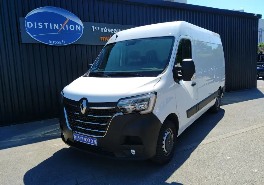Renault Master blanc en 3/4 avant droit, fourgon utilitaire avec calandre noire et rétroviseurs noirs.