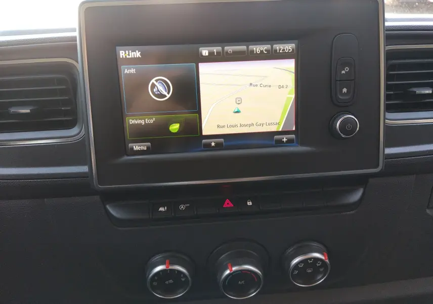 Écran tactile central du tableau de bord du Renault Master blanc 2020, affichant la navigation GPS et commandes climatisation.