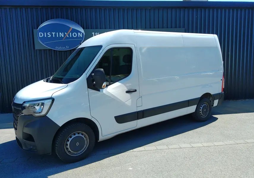 Vue de profil droit d’un Renault Master blanc 2020 utilitaire avec pare-chocs noirs et jantes tôles.
