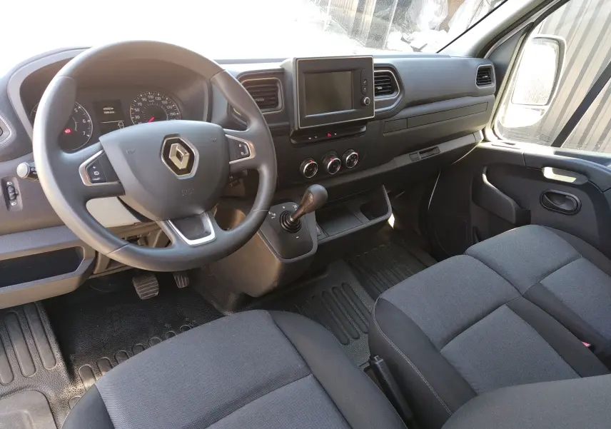 Vue intérieure côté conducteur du Renault Master blanc 2020, avec tableau de bord moderne et volant multifonction.