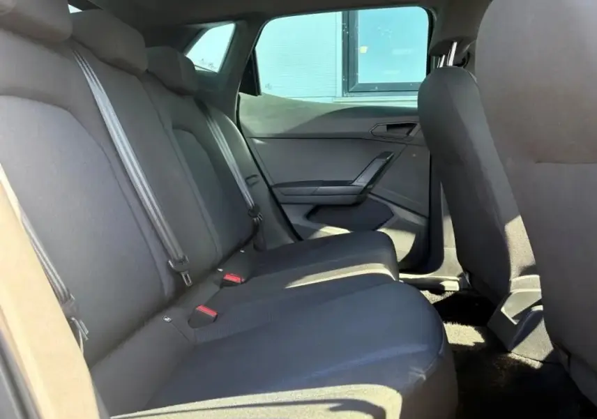 Vue intérieure côté droit des sièges arrière noirs d'une SEAT Ibiza 1.0 TSI 95 FR avec ceintures visibles.