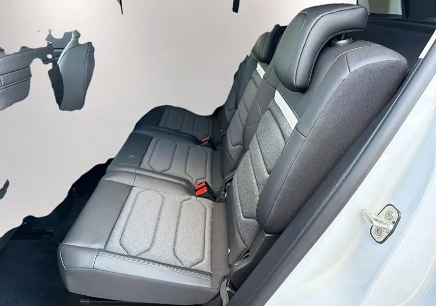 Vue latérale droite sur la 2e rangée de sièges individuels gris foncé du Citroën C5 Aircross blanc, porte ouverte.