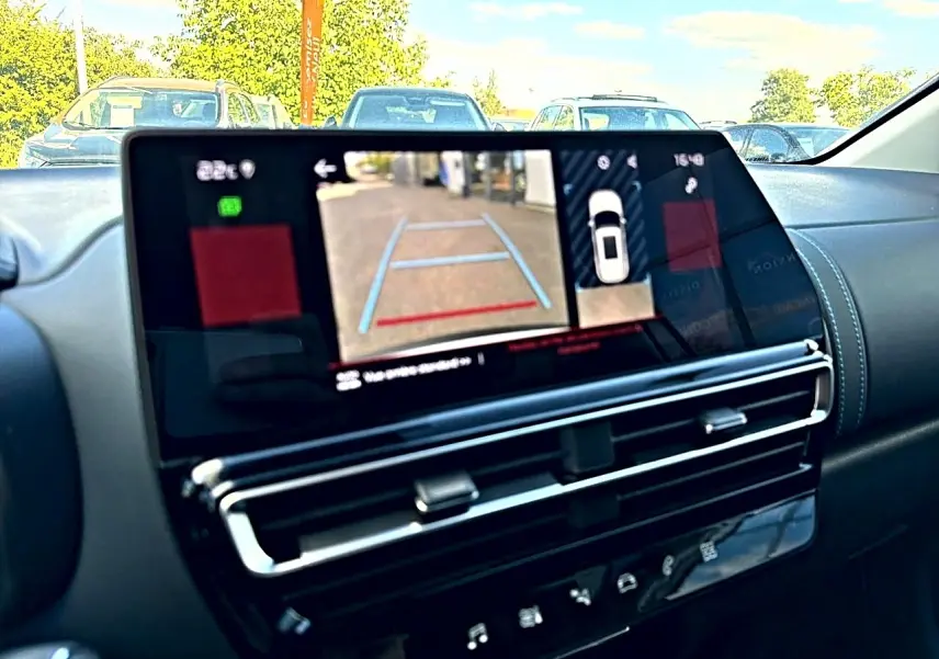 Vue rapprochée de l’écran tactile central affichant la caméra de recul dans un intérieur noir du Citroën C5 Aircross blanc.