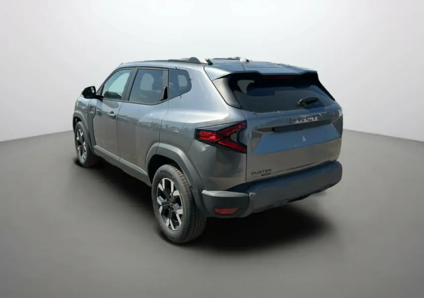 Vue 3/4 arrière droite du Dacia Duster 2025 gris schiste HEV 140 Extreme Pack Hiver avec jantes alliage noires.