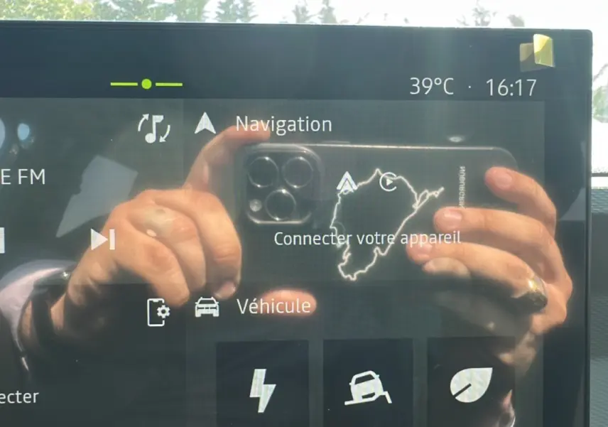 Image reflétant l'écran tactile du tableau de bord du Dacia Duster HEV 140 Extreme Pack Hiver 2025 en gris schiste.