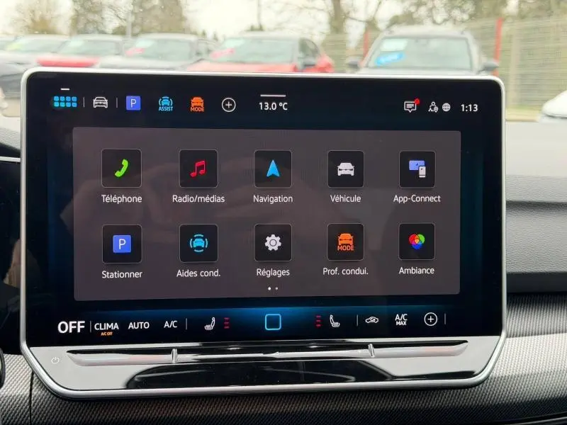 Écran tactile central de la Volkswagen Golf 2.0 TDI R-Line 2026, affichant les menus de navigation et assistance conduite.