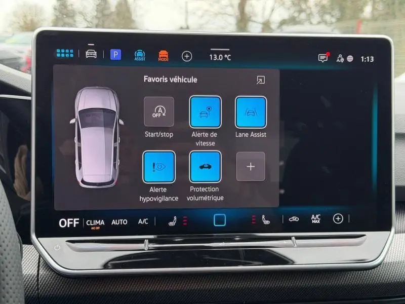 Écran tactile intérieur de la Volkswagen Golf 2.0 TDI 150ch R-Line 2026 affichant les aides à la conduite.