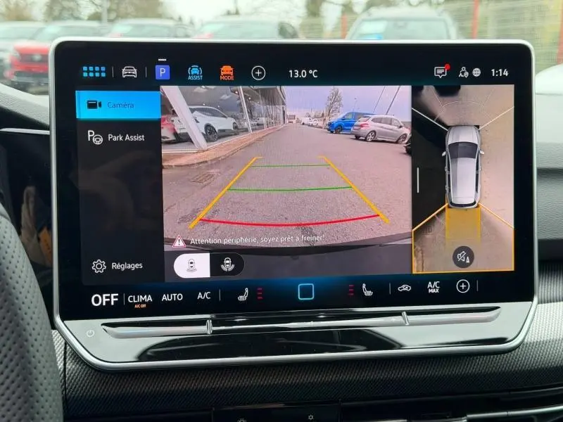 Écran multimédia de la Volkswagen Golf 2.0 TDI 150ch R-Line noir, affichant la caméra de recul et l’aide au stationnement.