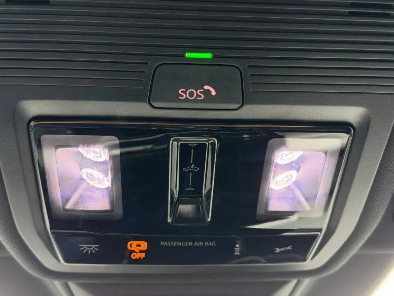 Détail du plafonnier intérieur avec éclairage LED et bouton SOS de la Volkswagen Golf 2.0 TDI 150ch R-Line 2026 noire.