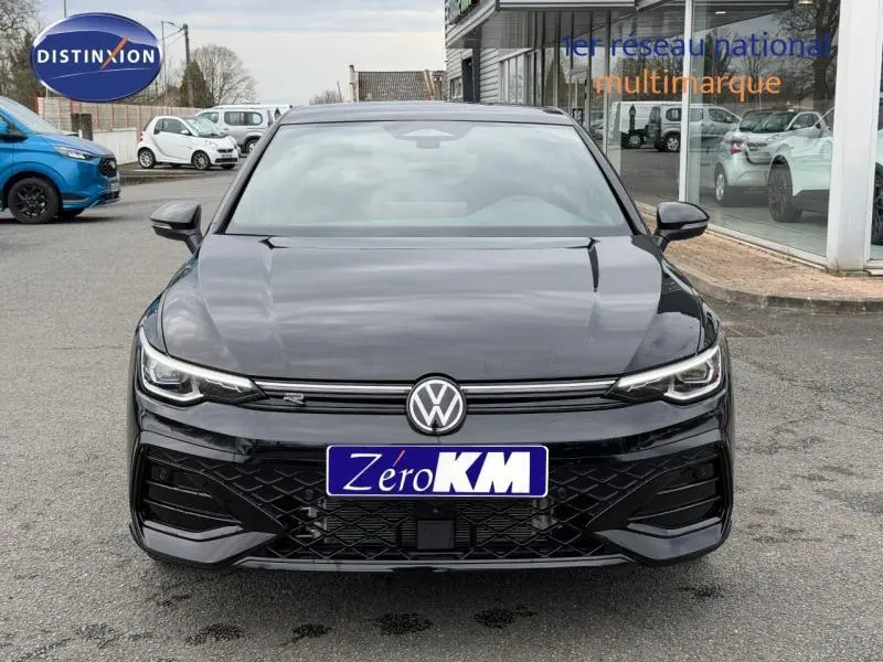 Vue avant d'une Volkswagen Golf 2.0 TDI R-Line noire 2026 avec calandre sportive et logo VW bien visible.