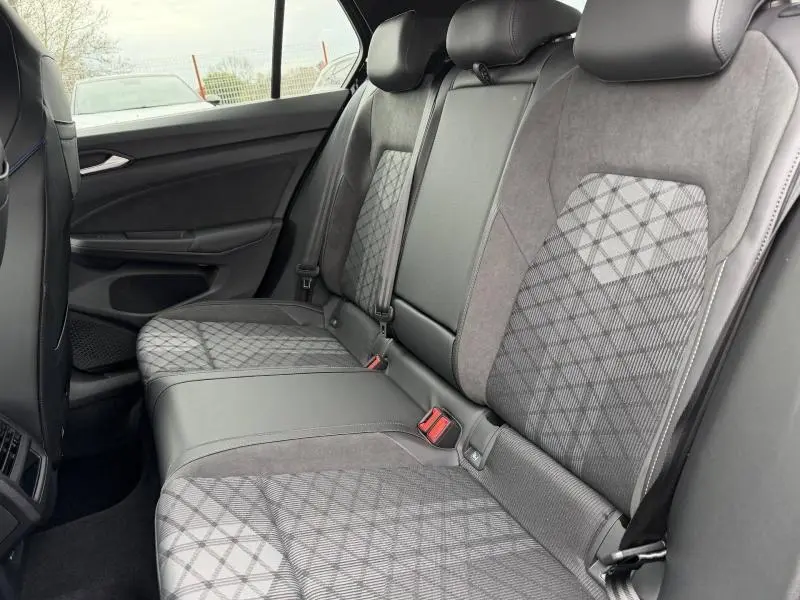 Vue intérieure côté droit des sièges arrière gris à motif quadrillé du Volkswagen Golf 2.0 TDI 150ch R-Line 2026.