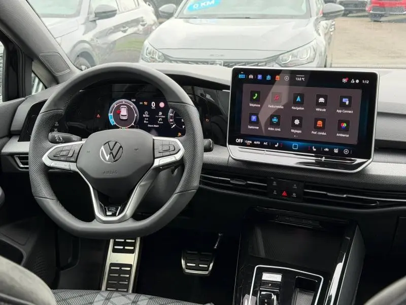 Vue intérieure centrée sur le volant et l'écran tactile de la Volkswagen Golf 2.0 TDI R-Line 2026 noire.