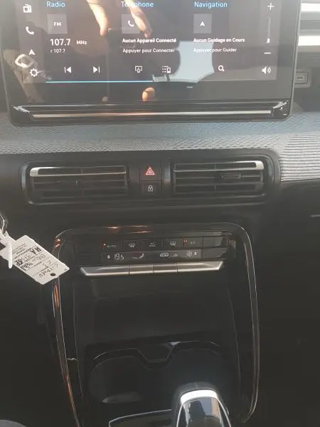 Vue intérieure centrée sur la console centrale et l'écran tactile du Citroën C3 2024 bleu foncé avec boîte manuelle 6 vitesses.