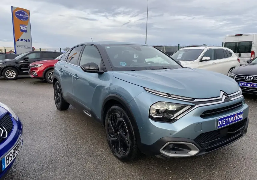 Citroën C4 bleu Iceland en 3/4 avant droit, avec jantes alliage noires et signature lumineuse LED en V.