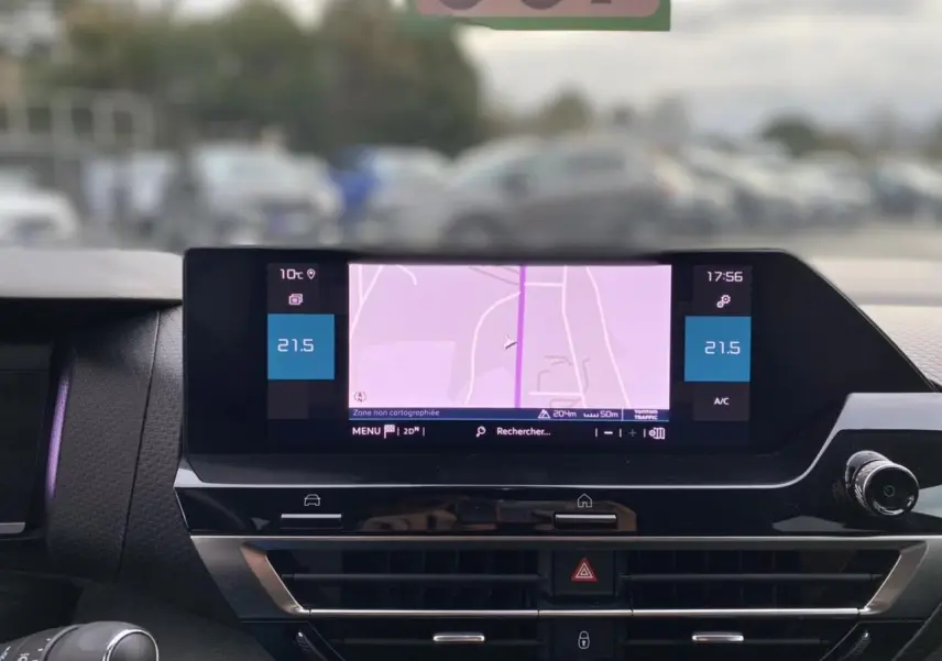Tablette tactile de navigation et climatisation affichées sur le tableau de bord intérieur du Citroën C4.