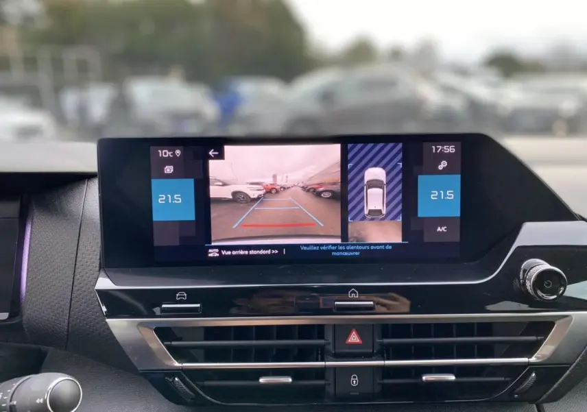 Vue rapprochée de l’écran central tactile affichant la caméra de recul et la température intérieure du Citroën C4.