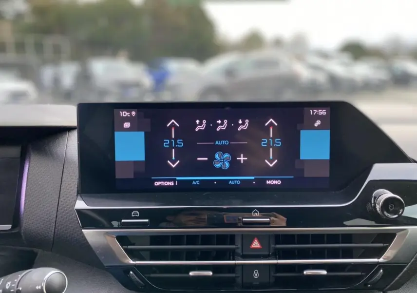 Vue intérieure centrée sur l'écran tactile et les aérateurs du tableau de bord du Citroën C4 2021.