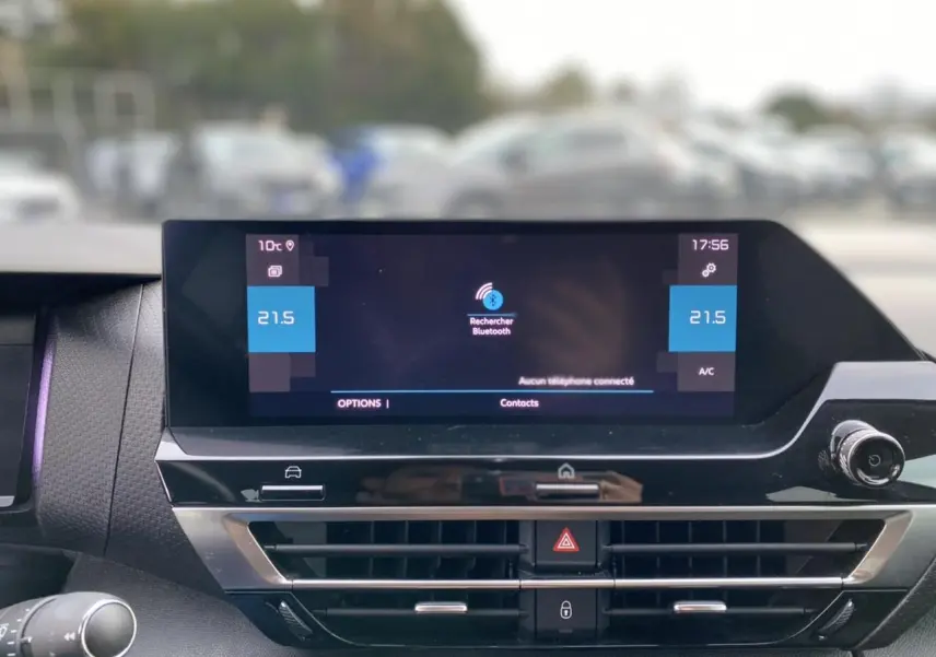 Vue rapprochée de la console centrale de la Citroën C4 2021, écran tactile affichant la recherche Bluetooth.
