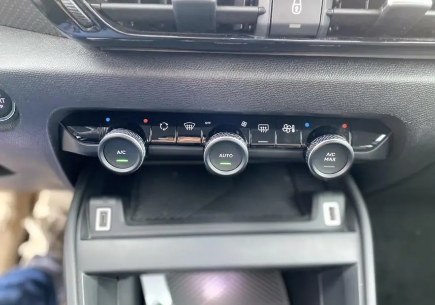 Gros plan sur les commandes de climatisation automatique de la Citroën C4 bleu Iceland, avec boutons rotatifs et affichage LED.