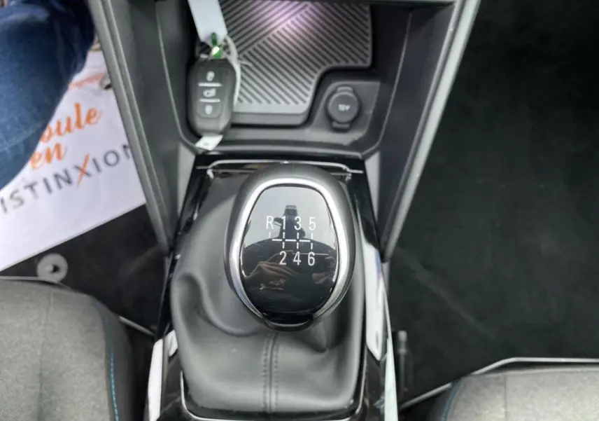 Le levier de vitesses manuel de la Citroën C4 2021, vu de dessus avec la clé à proximité.