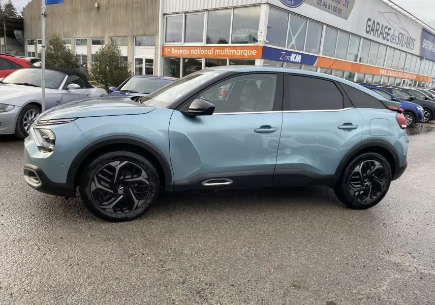 Vue de profil côté gauche d'une Citroën C4 2021 bleu Iceland nacré avec jantes alliage 18'' Aeroblade diamantées.