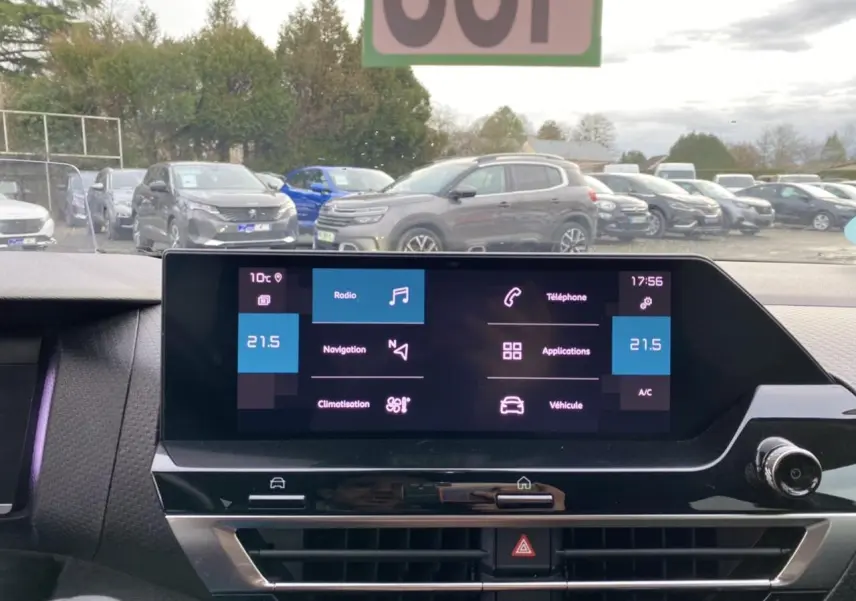 Vue intérieure du tableau de bord de la Citroën C4 2021 avec écran tactile central et commandes climatisation visibles.