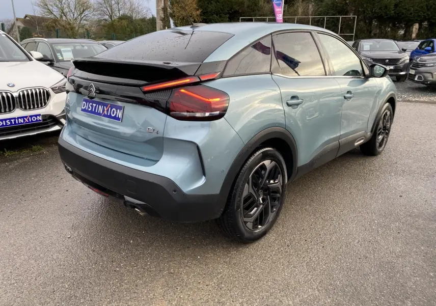 Vue 3/4 arrière droite d'une Citroën C4 bleu Iceland nacré avec jantes alliage 18'' Aeroblade diamantées.