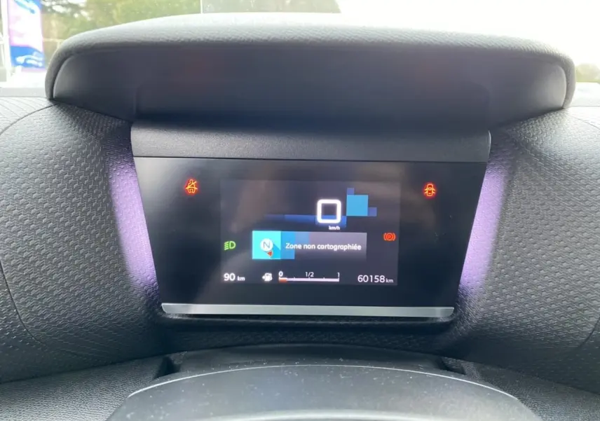 Affichage numérique du tableau de bord de la Citroën C4 2021, montrant la vitesse à 0 km/h et la navigation.
