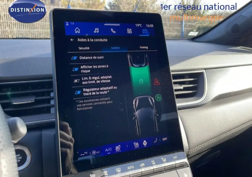 Écran tactile central affichant les aides à la conduite dans l’habitacle gris du Renault Symbioz 1.6 E-Tech Hybrid 2025.