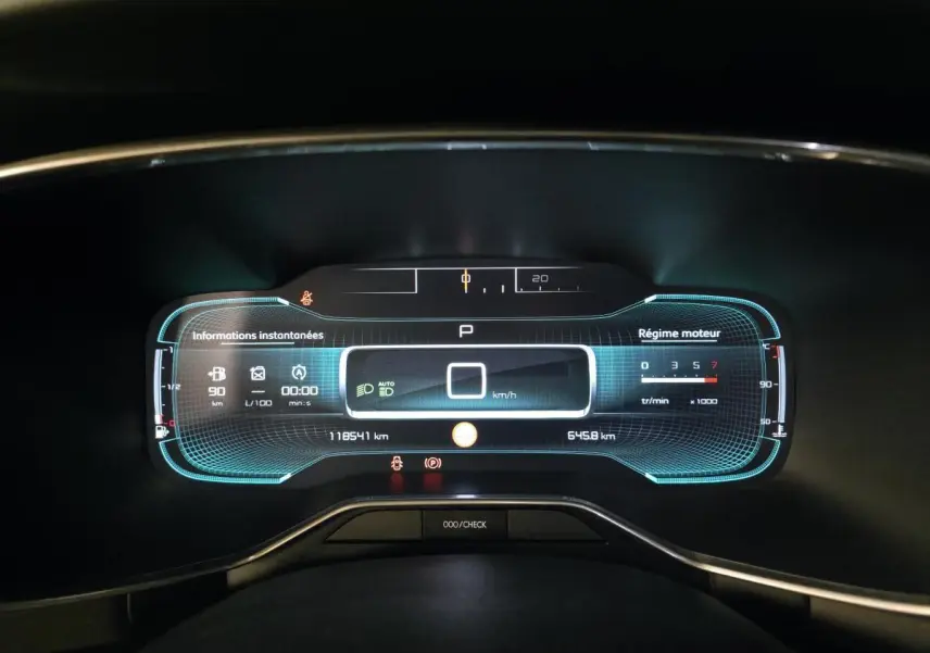 Affichage numérique du combiné de bord de la Citroën C5 Aircross 2019, avec éclairage bleu et informations instantanées.