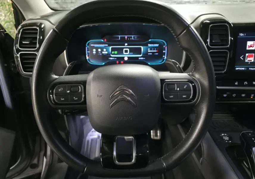 Vue frontale du volant cuir noir de la Citroën C5 Aircross 2019 avec tableau de bord numérique éclairé.