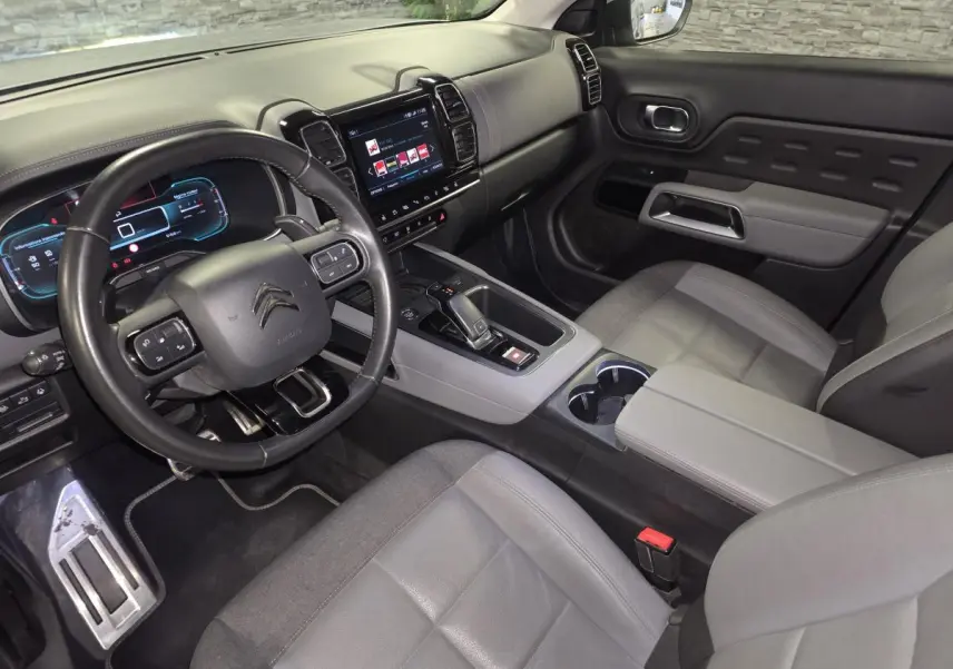 Intérieur avant droit du Citroën C5 Aircross gris, avec volant cuir, écran tactile et sièges cuir grainé gris.