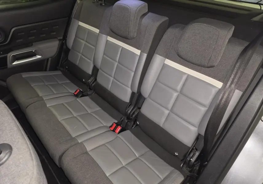Vue intérieure des trois sièges arrière indépendants gris et tissu dans une Citroën C5 Aircross 2019.