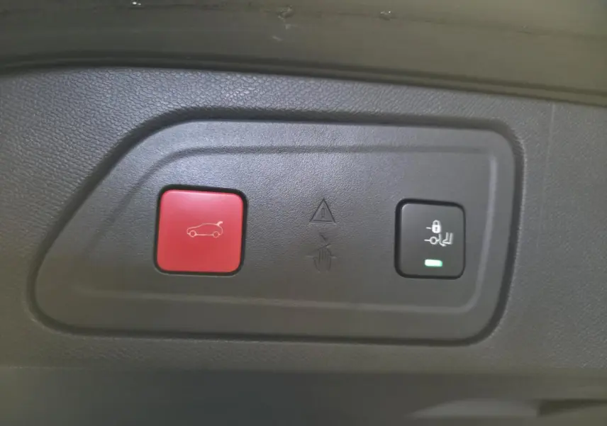 Gros plan sur les boutons de commande du hayon électrique et de verrouillage dans un Citroën C5 Aircross gris.