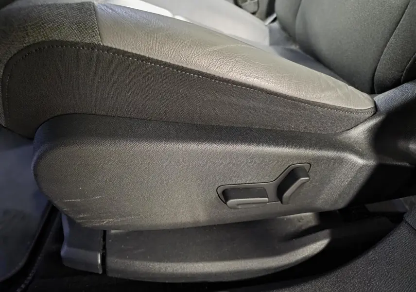 Gros plan sur les commandes latérales du siège avant en cuir gris et tissu noir du Citroën C5 Aircross 2019.