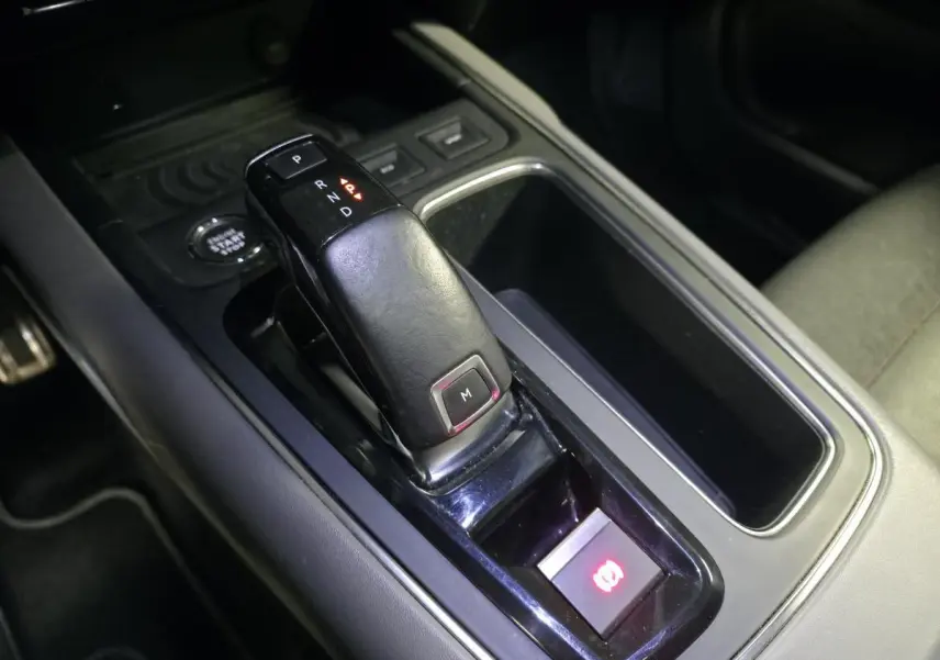 Gros plan sur la console centrale du Citroën C5 Aircross gris, mettant en valeur le levier de boîte automatique et le frein électrique.