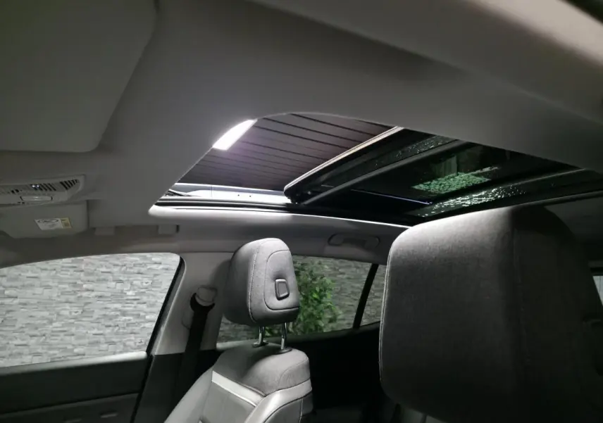 Vue intérieure sur les sièges arrière gris et le toit ouvrant panoramique du Citroën C5 Aircross 2019.
