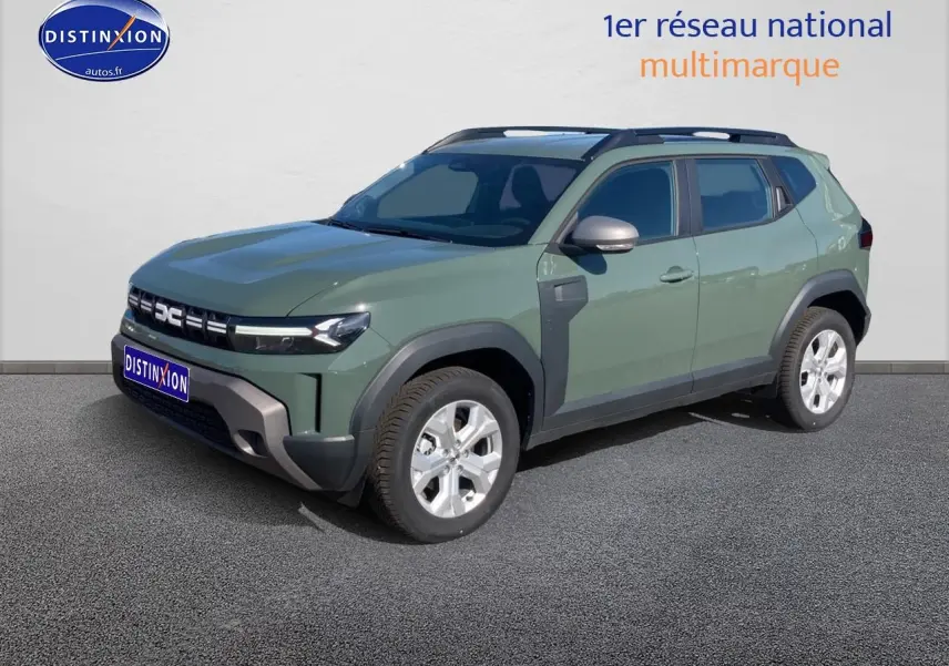 SUV Dacia Duster 2026 kaki lichen vu en 3/4 avant droit avec barres de toit et jantes alu.