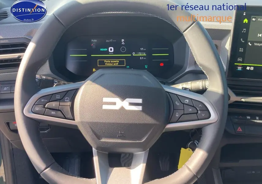 Vue rapprochée du volant multifonction et du tableau de bord numérique du Dacia Duster 1.2 hybrid-g 150 expression 4x4.