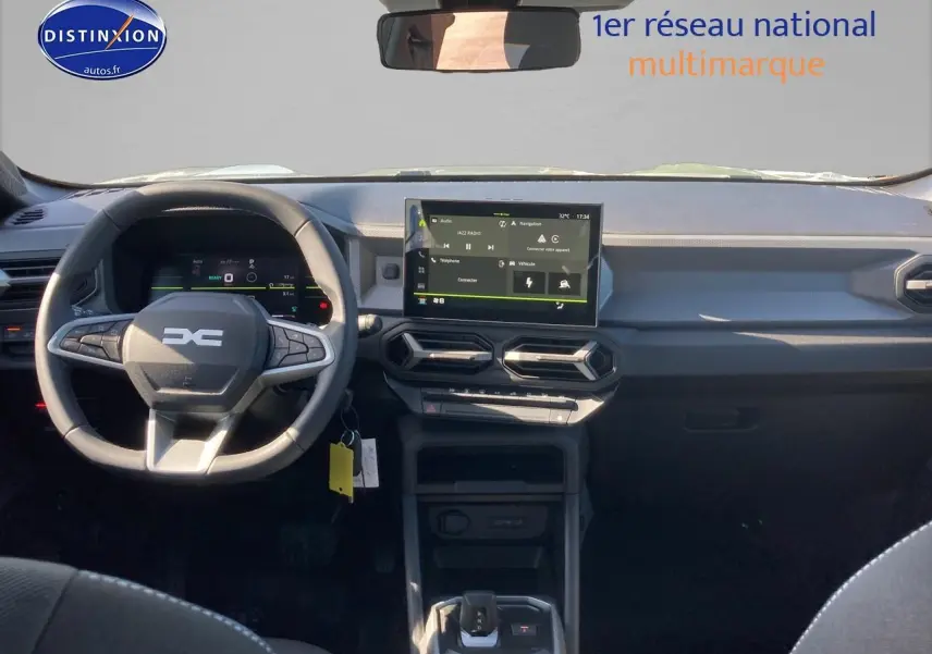 Vue frontale de l’habitacle du Dacia Duster 2026, tableau de bord moderne avec écran tactile et volant multifonction.