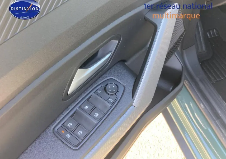 Détail de la porte avant gauche du Dacia Duster 2026 kaki lichen avec commandes électriques des vitres et rétroviseurs.