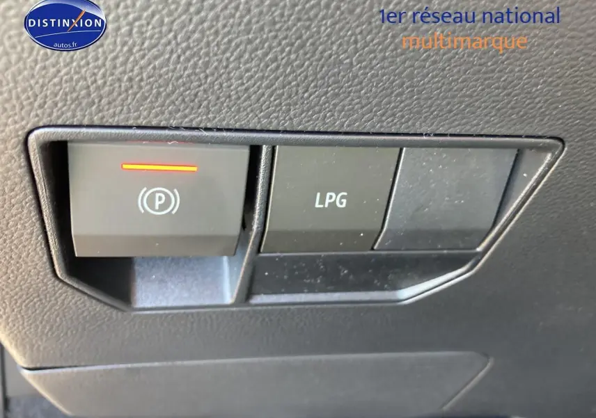 Gros plan sur les boutons de commande LPG et frein à main électrique dans un Dacia Duster 2026.