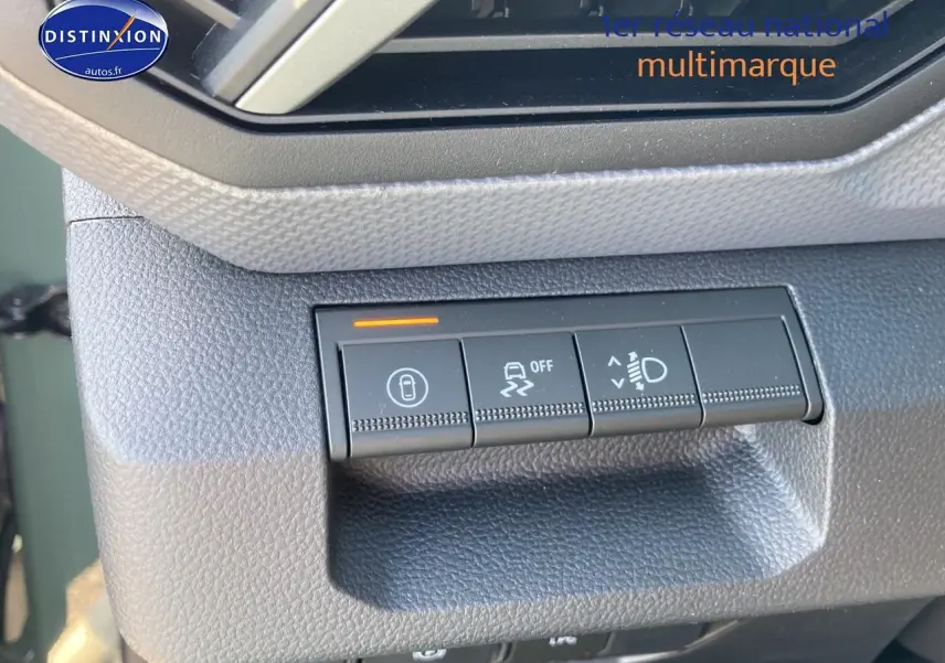 Gros plan sur les boutons de commande du tableau de bord du Dacia Duster 2026, intérieur gris texturé.