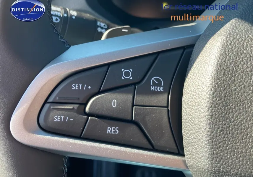 Gros plan sur les commandes multifonctions noires du volant du Dacia Duster 2026, finition expression.