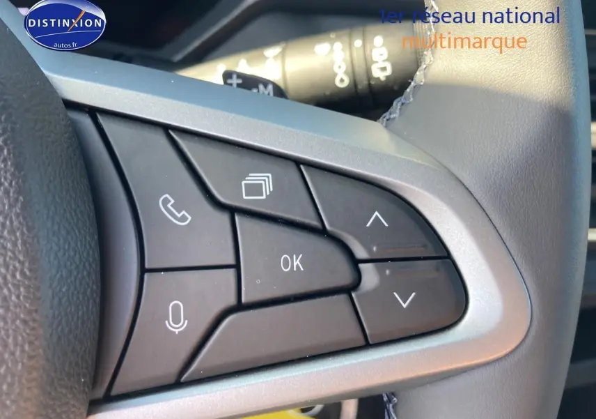 Gros plan sur les commandes multifonctions à droite du volant du Dacia Duster 2026, finition kaki lichen.